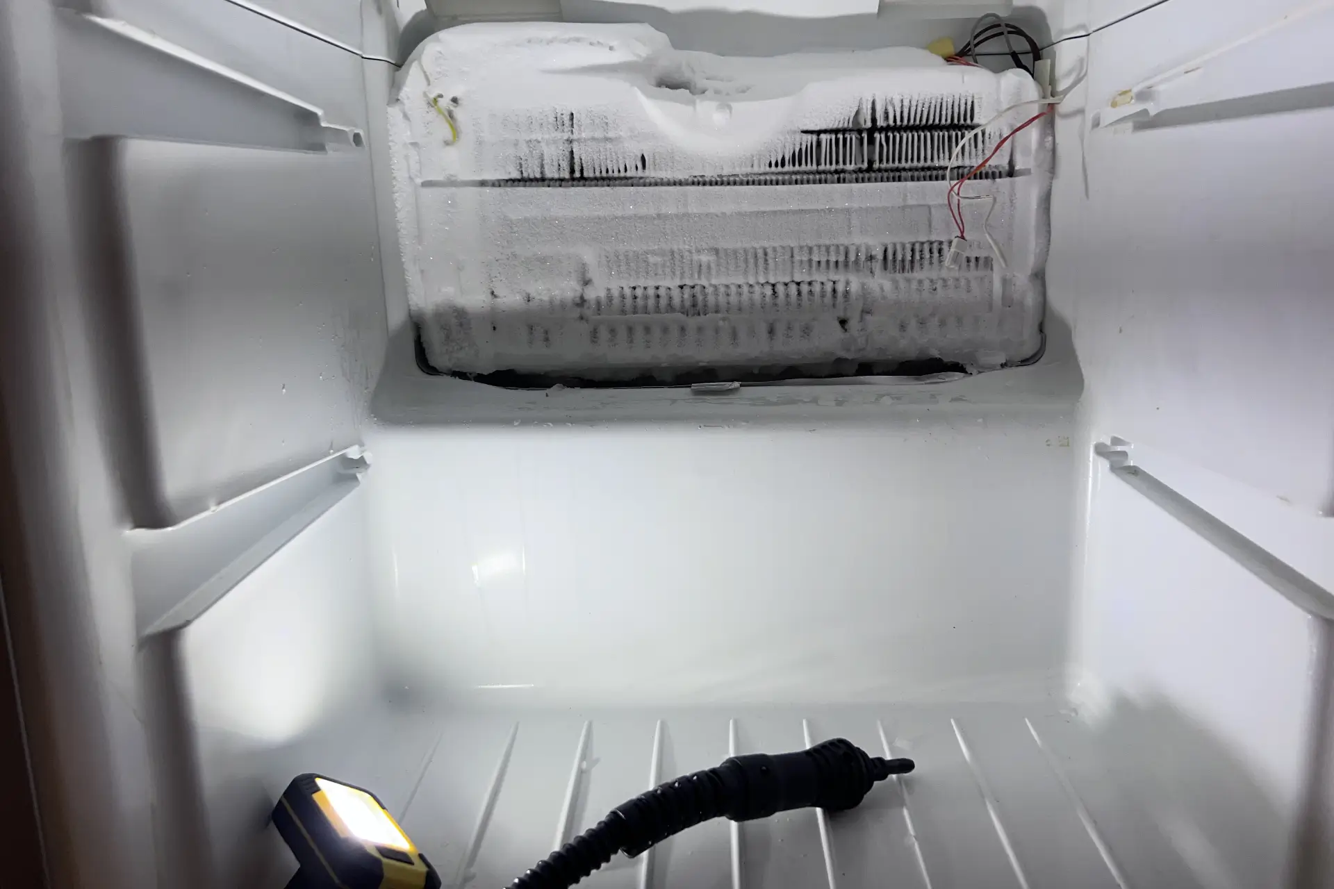 Professional fridge repair technician in Perth